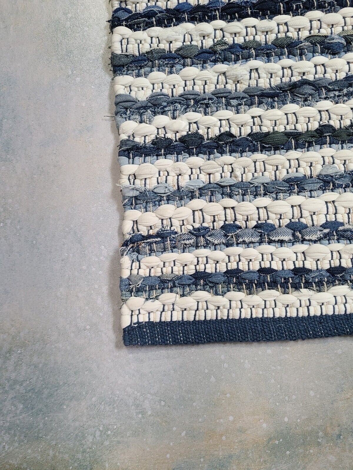 Seventh Studio 27in x 45in Scatter Rug