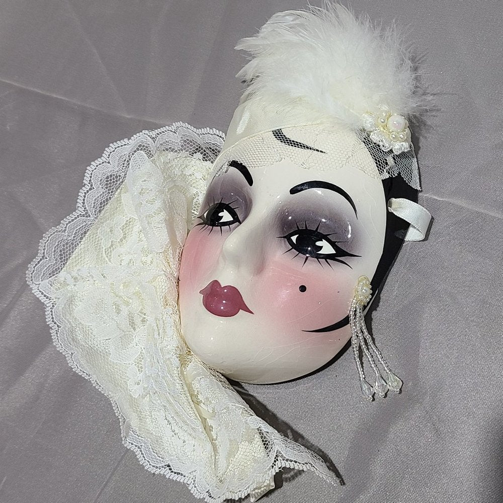 Unique Creations Hanging Lady Face Mask 581/1000
